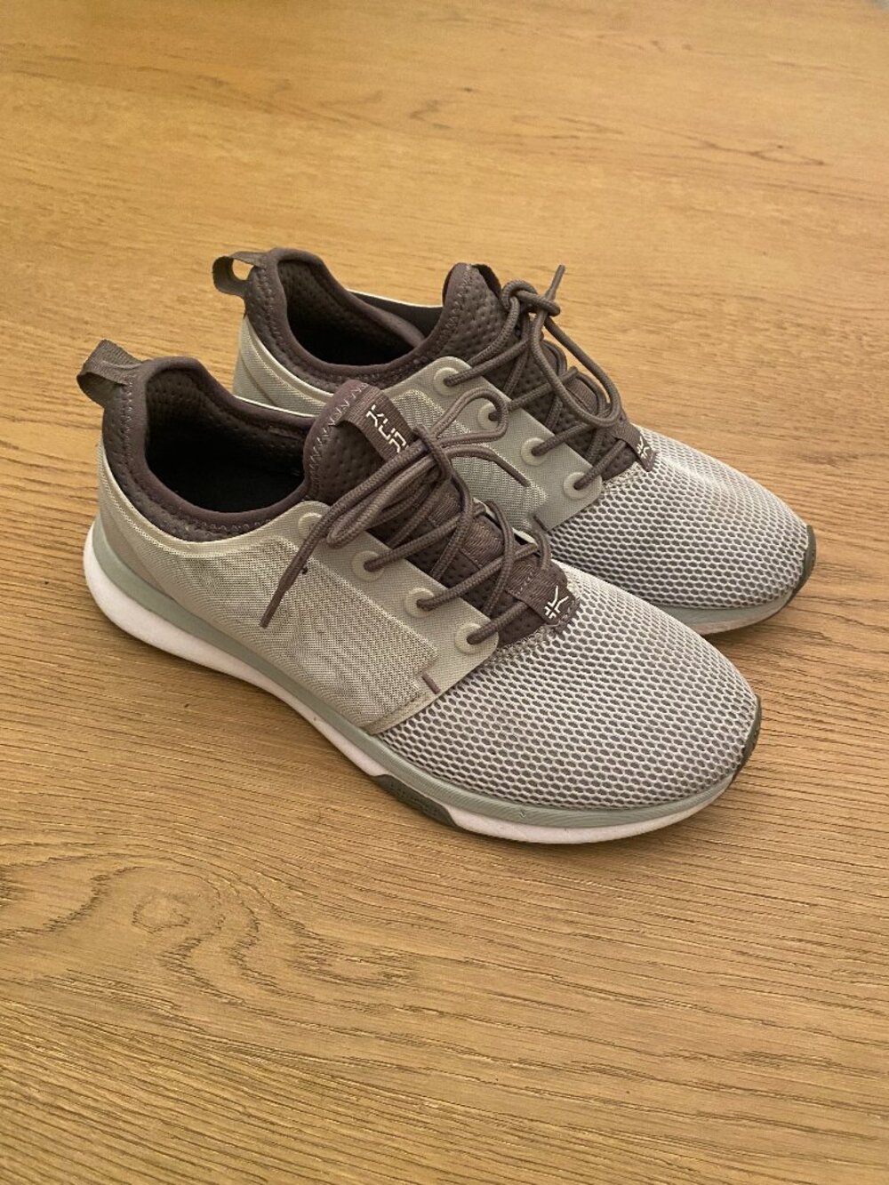 Kuru Atom Cloud Athletic Walking Sneakers Gray White Women's Size 9 Comfort